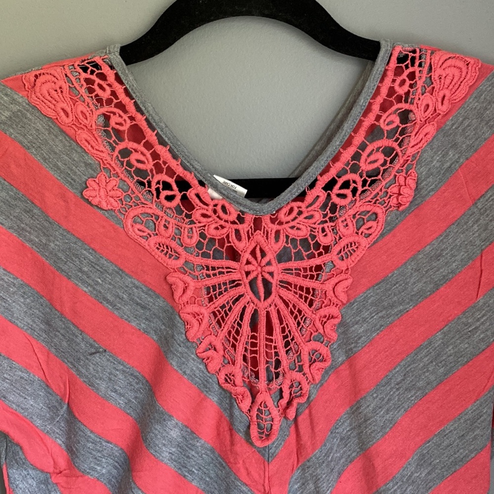 Patterned juniors tee - Picture 3 of 4